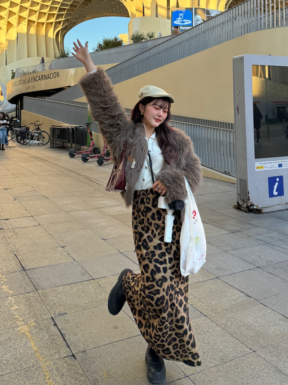 その他のスカート、レッド系のハンドバッグを着用したレディースの冬コーディネートの3枚目の写真