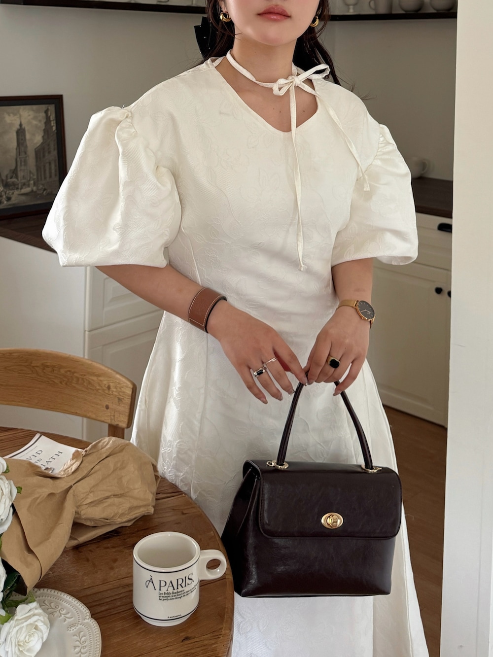 ホワイト系のワンピースを着用したレディースの春コーディネートの5枚目の写真