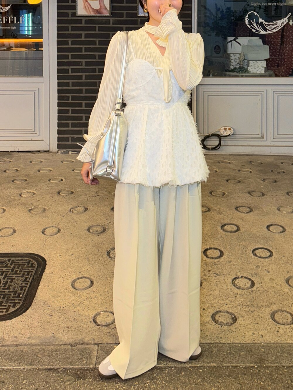 ホワイト系のTシャツ/カットソー、ホワイト系のシャツ/ブラウス、ホワイト系のスラックスを着用したレディースの春コーディネートの2枚目の写真