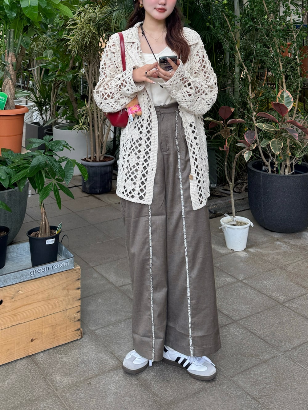 ホワイト系のスニーカー、ブラウン系のその他パンツ、ベージュ系のシャツ/ブラウスを着用したレディースの夏コーディネートの5枚目の写真