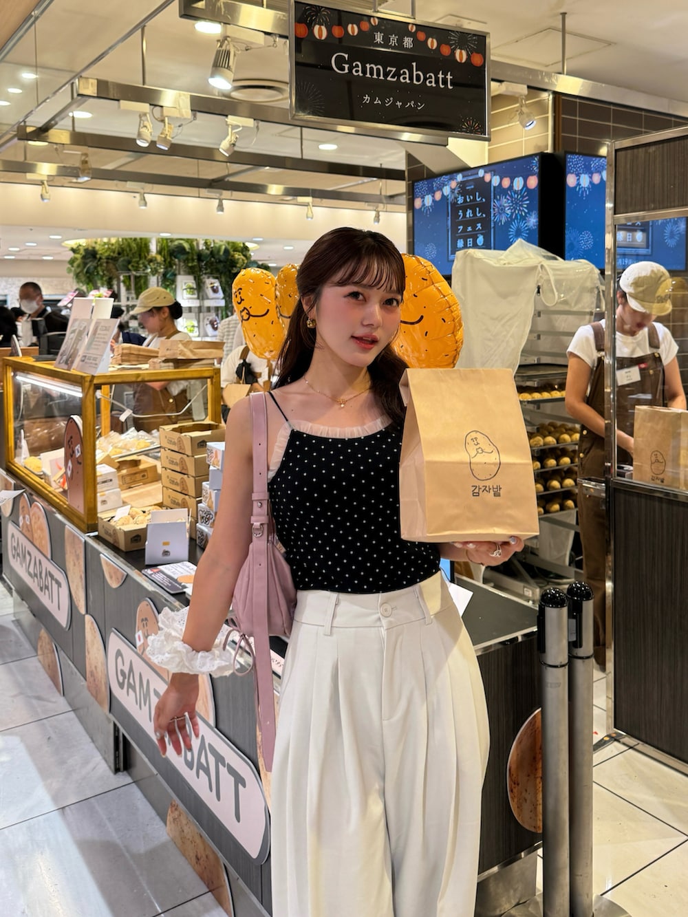 ブラック系のキャミソール、シルバー系のパンプスを着用したレディースの夏コーディネートの3枚目の写真