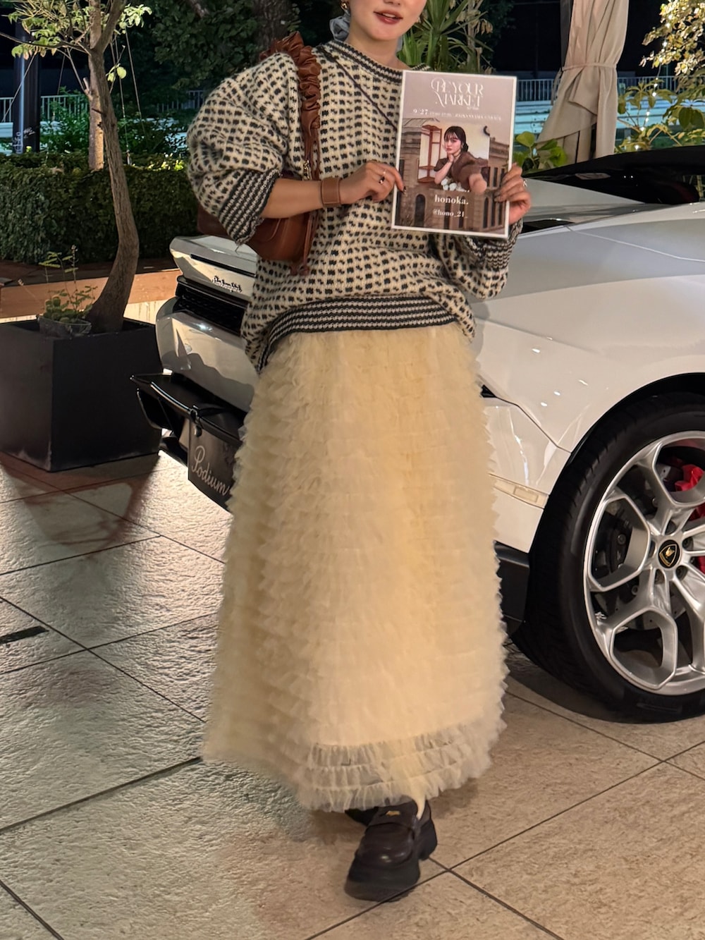 ホワイト系のドレスを着用したレディースの秋コーディネートの3枚目の写真