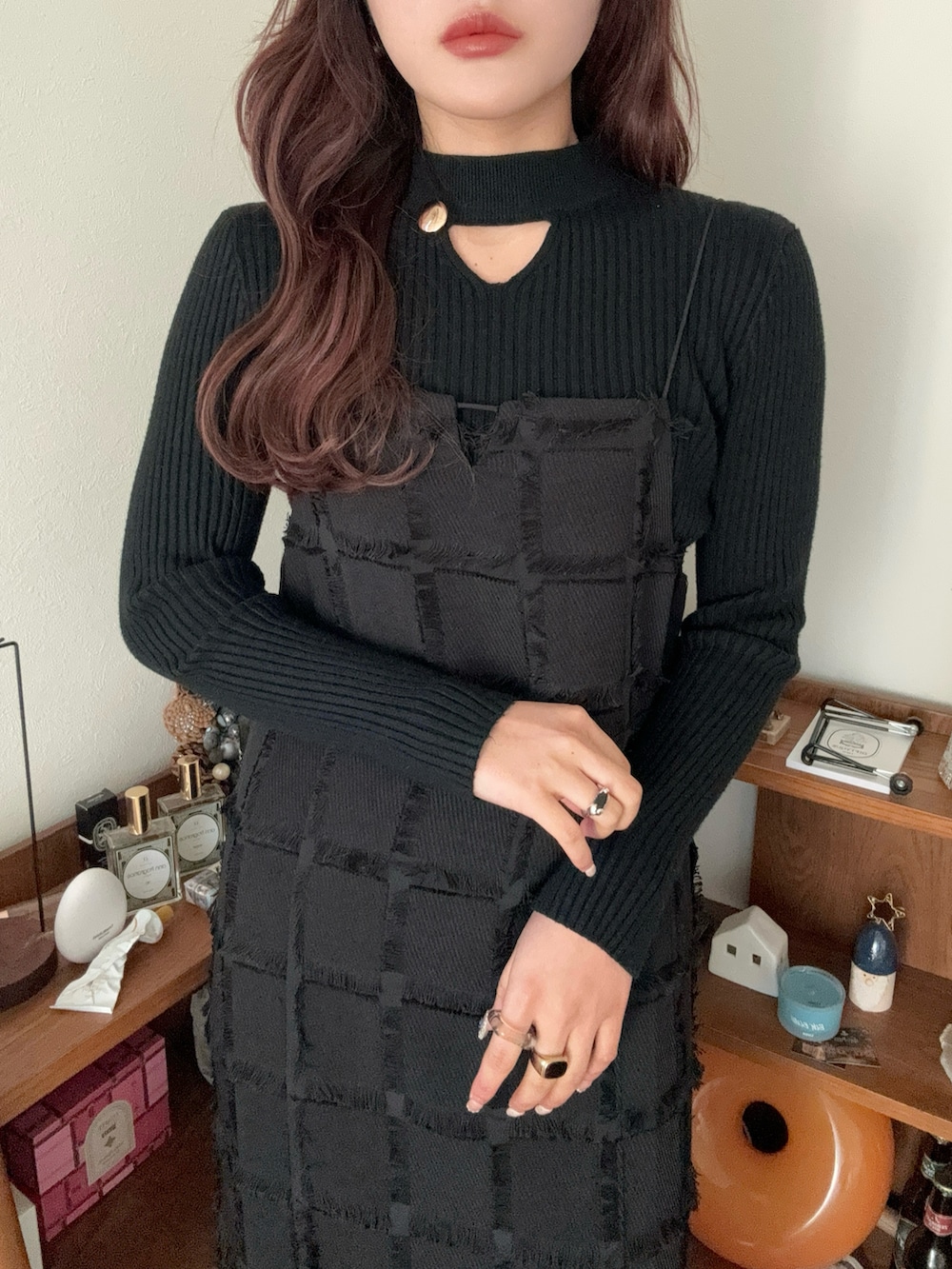 ブラック系のニット/セーターを着用したレディースの冬コーディネートの3枚目の写真