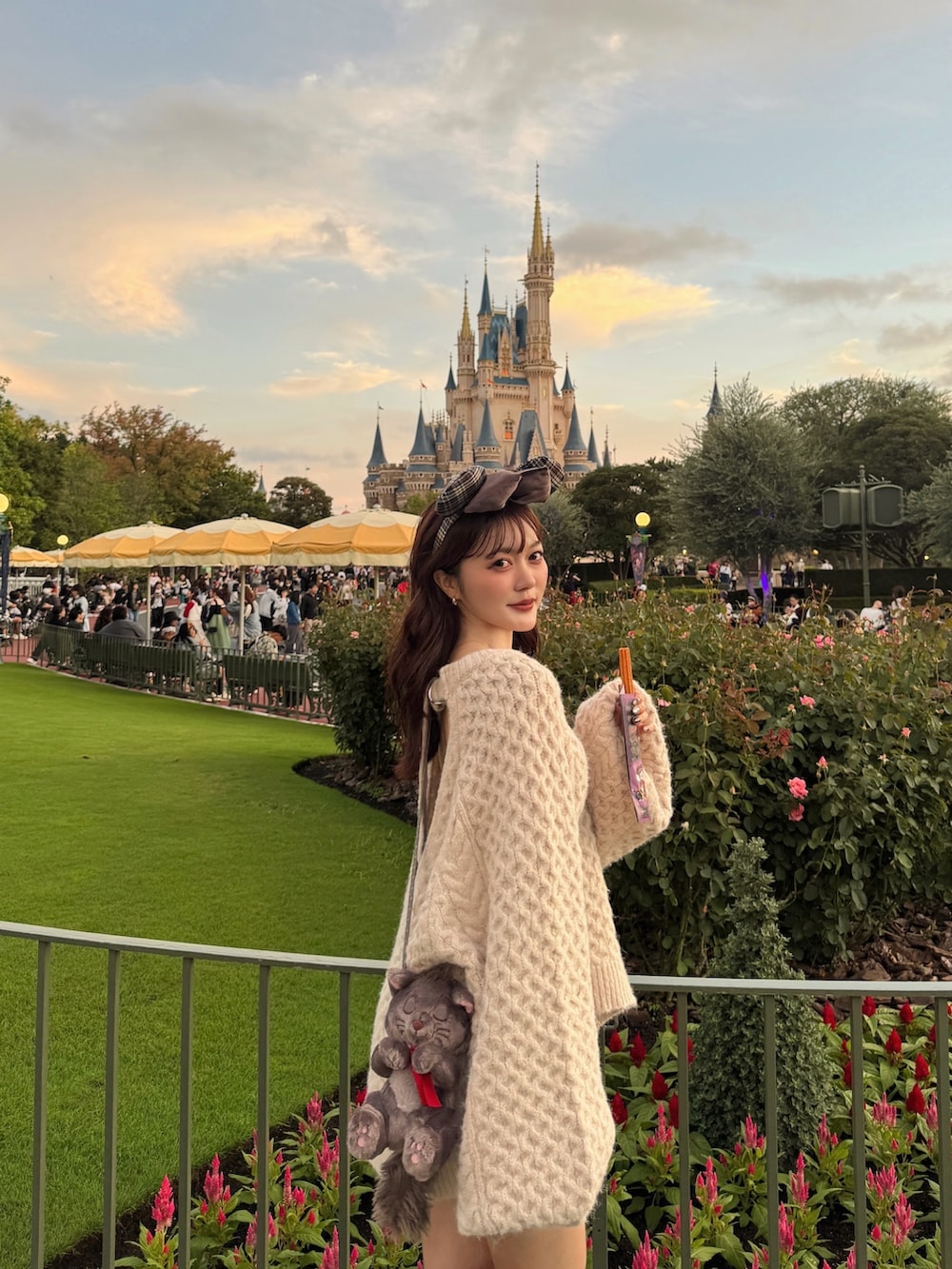 ブラウン系のブーツ、ピンク系のニット/セーターを着用したレディースの秋コーディネートの3枚目の写真