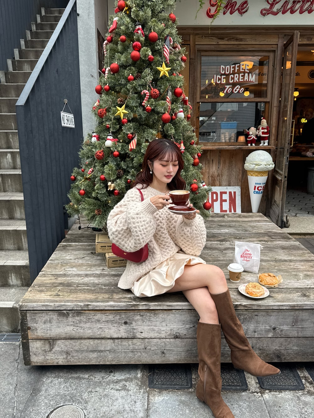 ホワイト系のスカート、ピンク系のニット/セーター、ブラウン系のブーツを着用したレディースの秋コーディネートの2枚目の写真