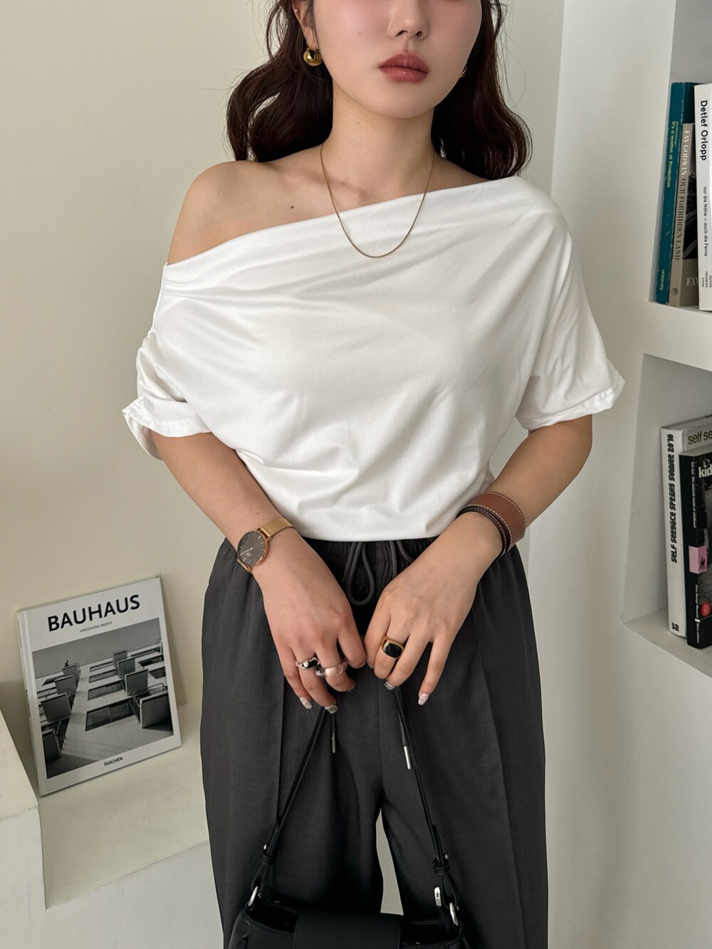 ホワイト系のTシャツ/カットソーを着用したレディースの春コーディネートの5枚目の写真