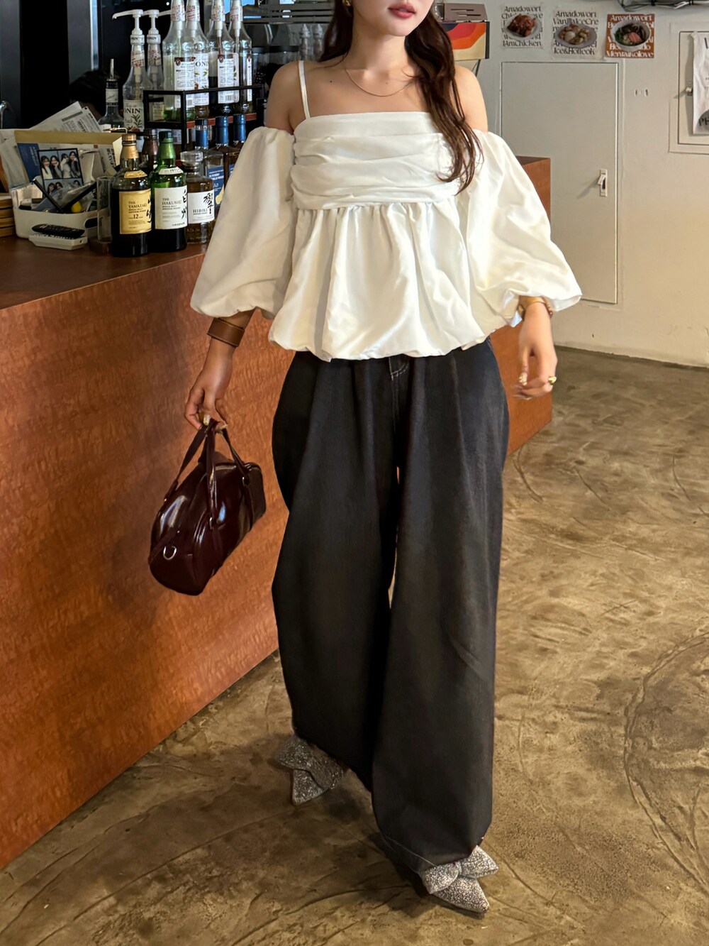 ホワイト系のシャツ/ブラウス、レッド系のショルダーバッグ、シルバー系のパンプスを着用したレディースの春コーディネートの4枚目の写真