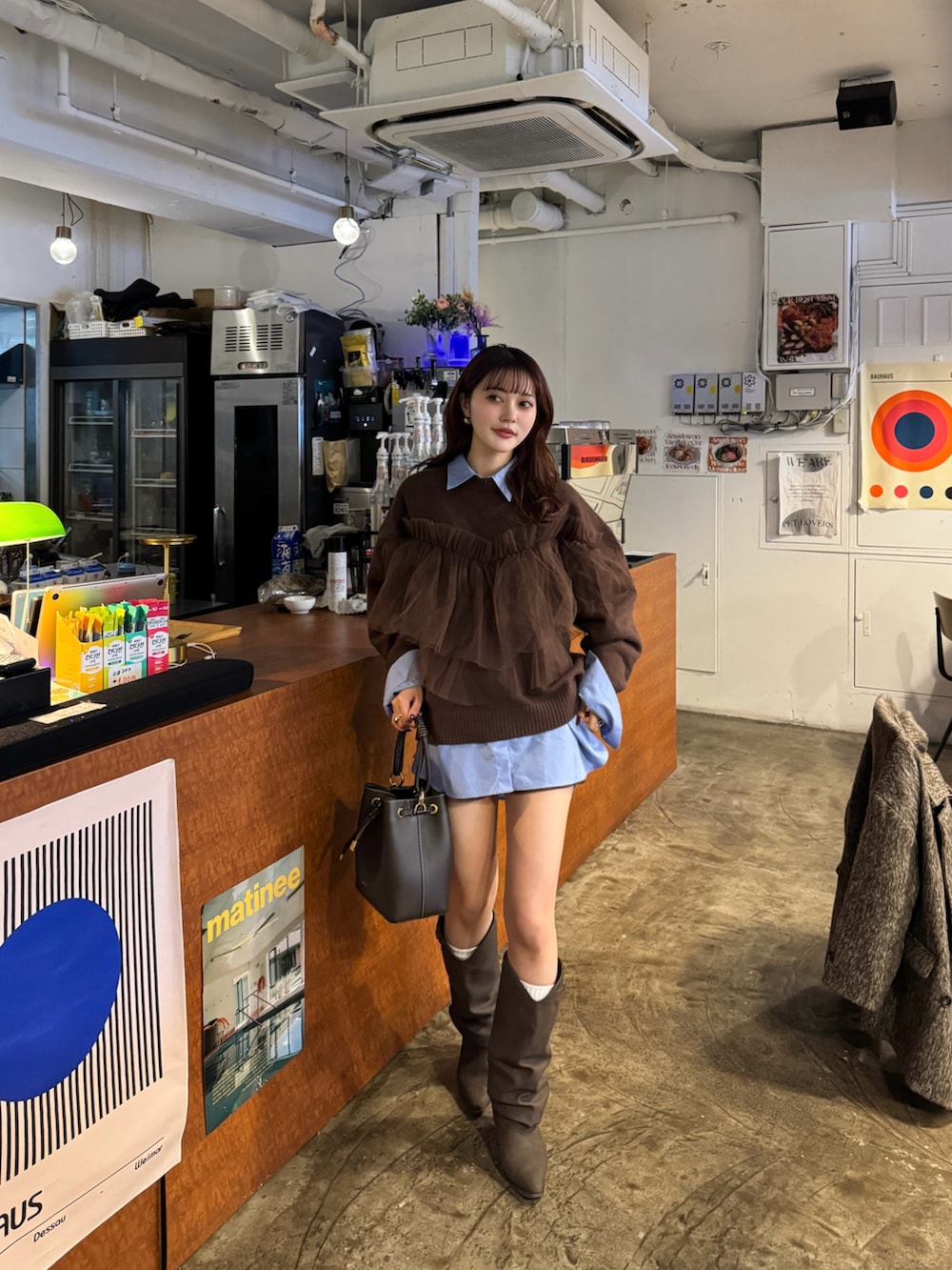 ブルー系のシャツ/ブラウス、ブラウン系のニット/セーターを着用したレディースの冬コーディネートの3枚目の写真