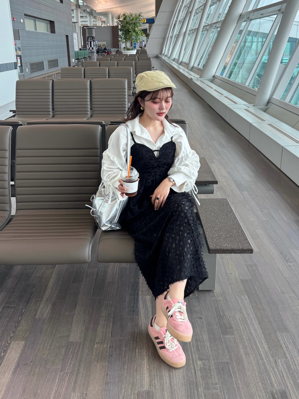 ブラック系のスカート、ブラック系のTシャツ/カットソー、ホワイト系のシャツ/ブラウスを着用したレディースの春コーディネートの3枚目の写真