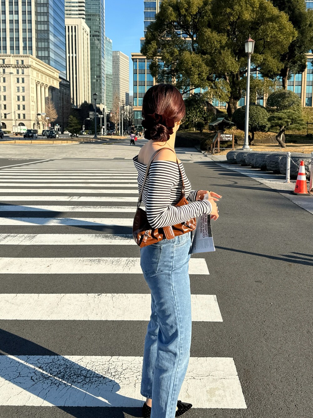 ブラック系のTシャツ/カットソーを着用したレディースの冬コーディネートの3枚目の写真