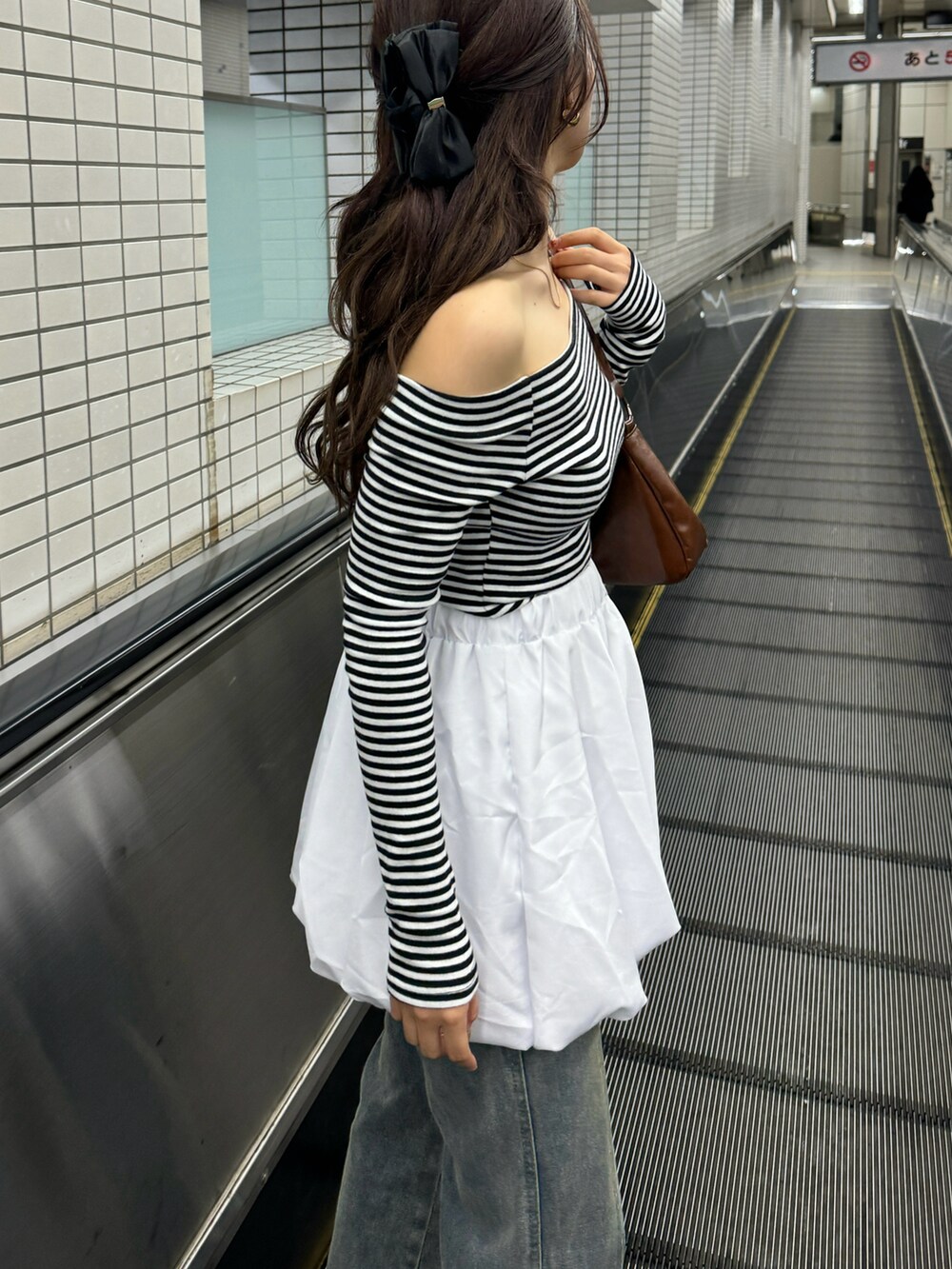 ブラック系のTシャツ/カットソー、ホワイト系のスカートを着用したレディースの冬コーディネートの3枚目の写真