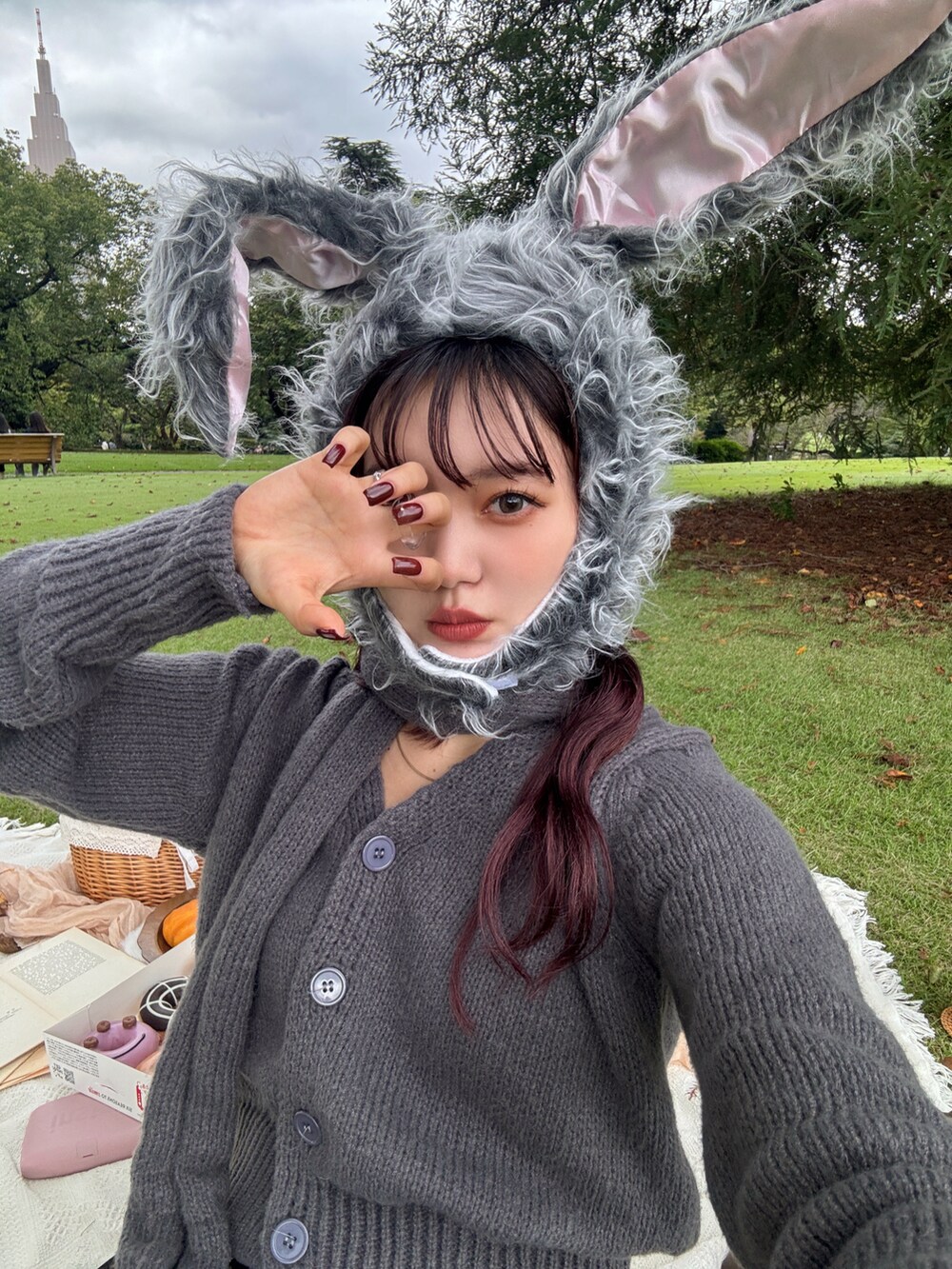 グレー系のニット/セーターを着用したレディースの秋コーディネートの2枚目の写真