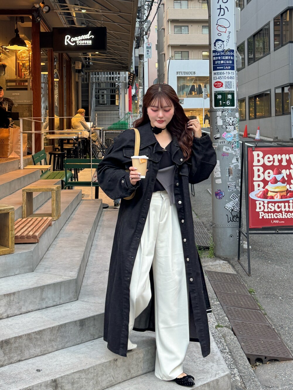 ブラック系のパンプス、ブラック系のTシャツ/カットソーを着用したレディースの春コーディネートの4枚目の写真
