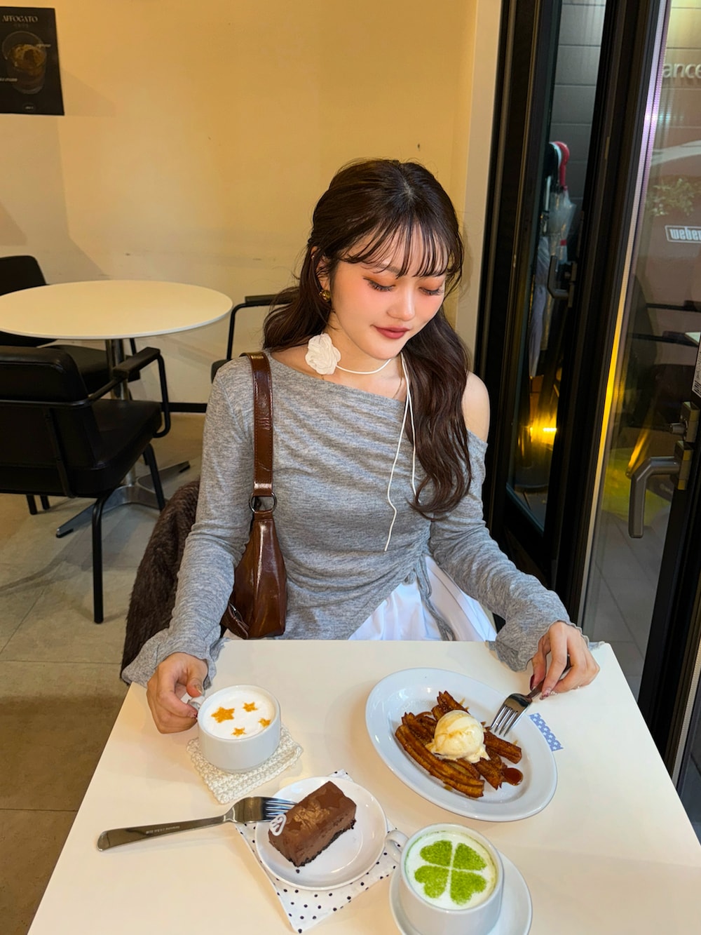 グレー系のTシャツ/カットソー、ホワイト系のスカート、ホワイト系のファッション雑貨を着用したレディースの冬コーディネートの5枚目の写真