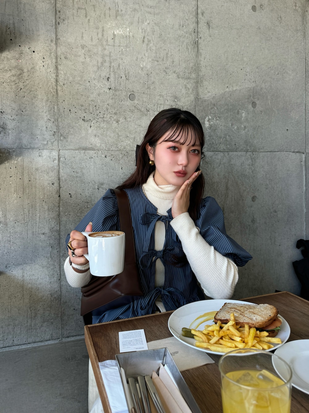 グリーン系のシャツ/ブラウス、ベージュ系のスニーカーを着用したレディースの春コーディネートの4枚目の写真