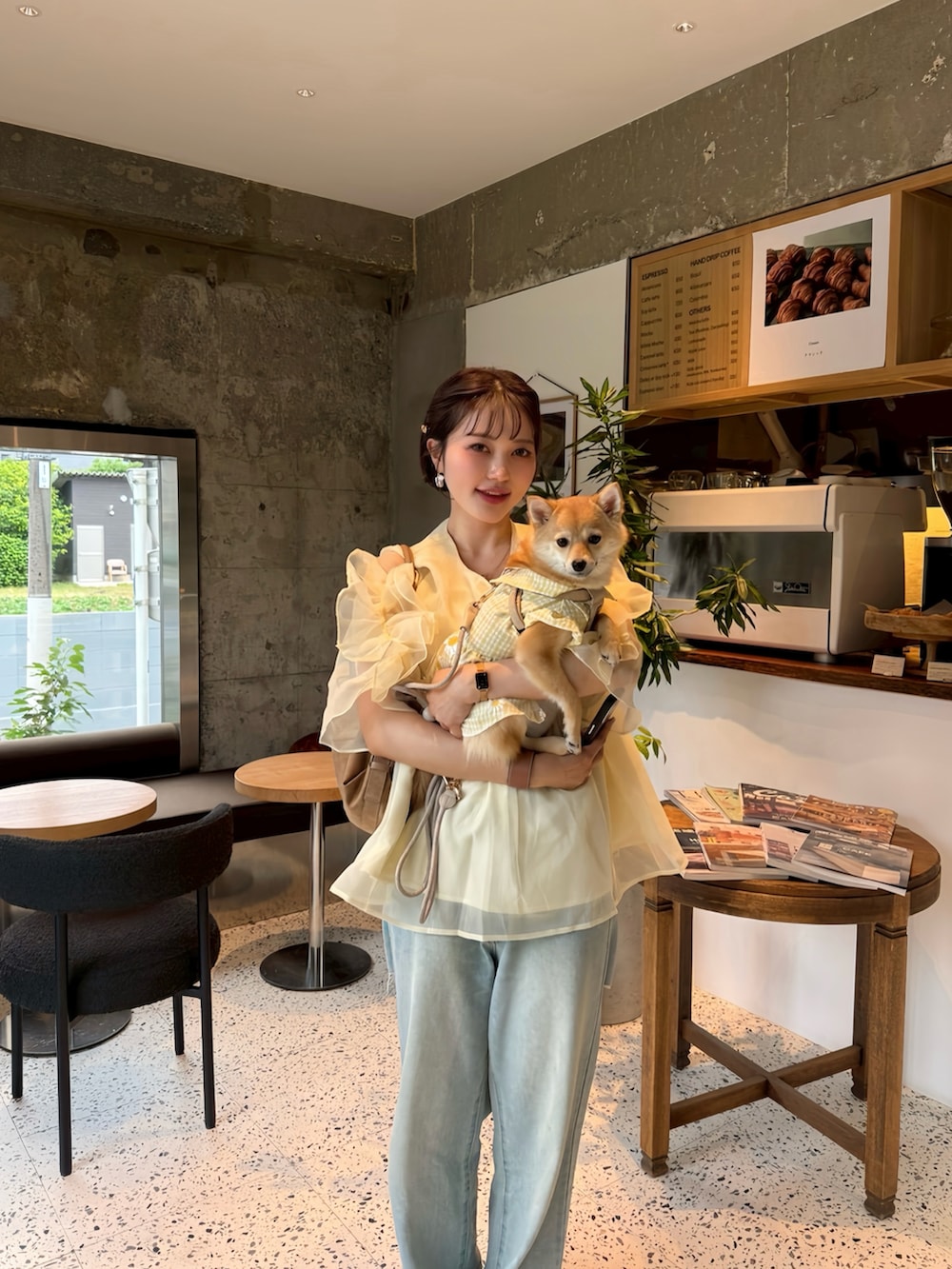 イエロー系のシャツ/ブラウス、ブルー系のデニムパンツを着用したレディースの春コーディネートの3枚目の写真