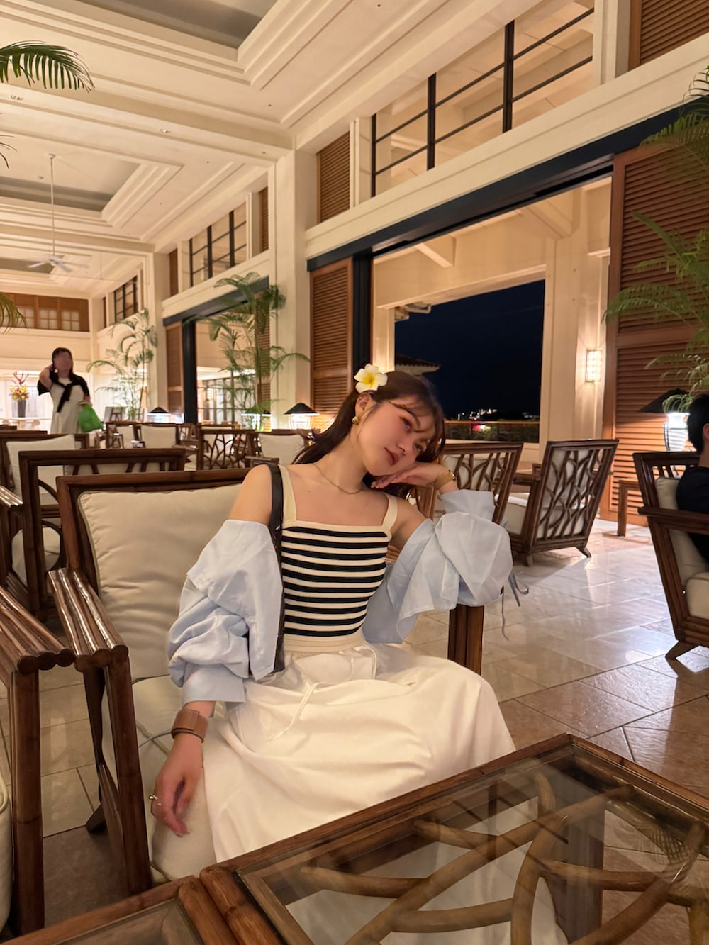 ホワイト系の水着を着用したレディースの夏コーディネートの3枚目の写真