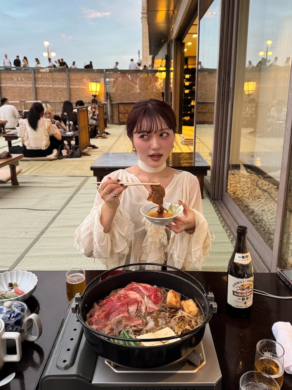 ブラウン系のショルダーバッグ、ホワイト系のシャツ/ブラウスを着用したレディースの秋コーディネートの2枚目の写真