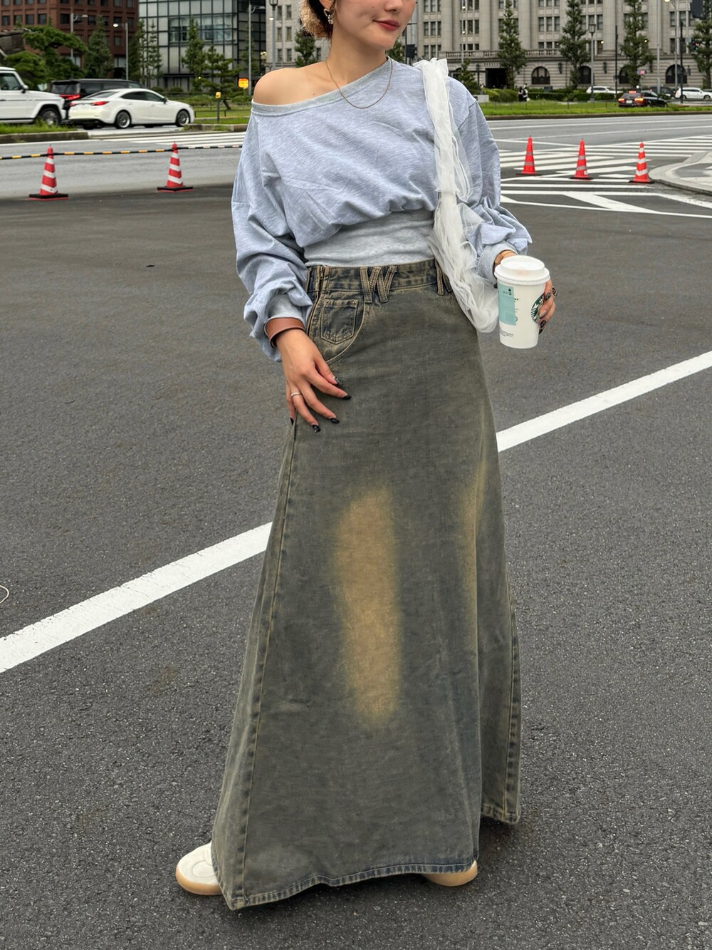 グレー系のTシャツ/カットソー、ホワイト系のハンドバッグを着用したレディースの秋コーディネートの2枚目の写真