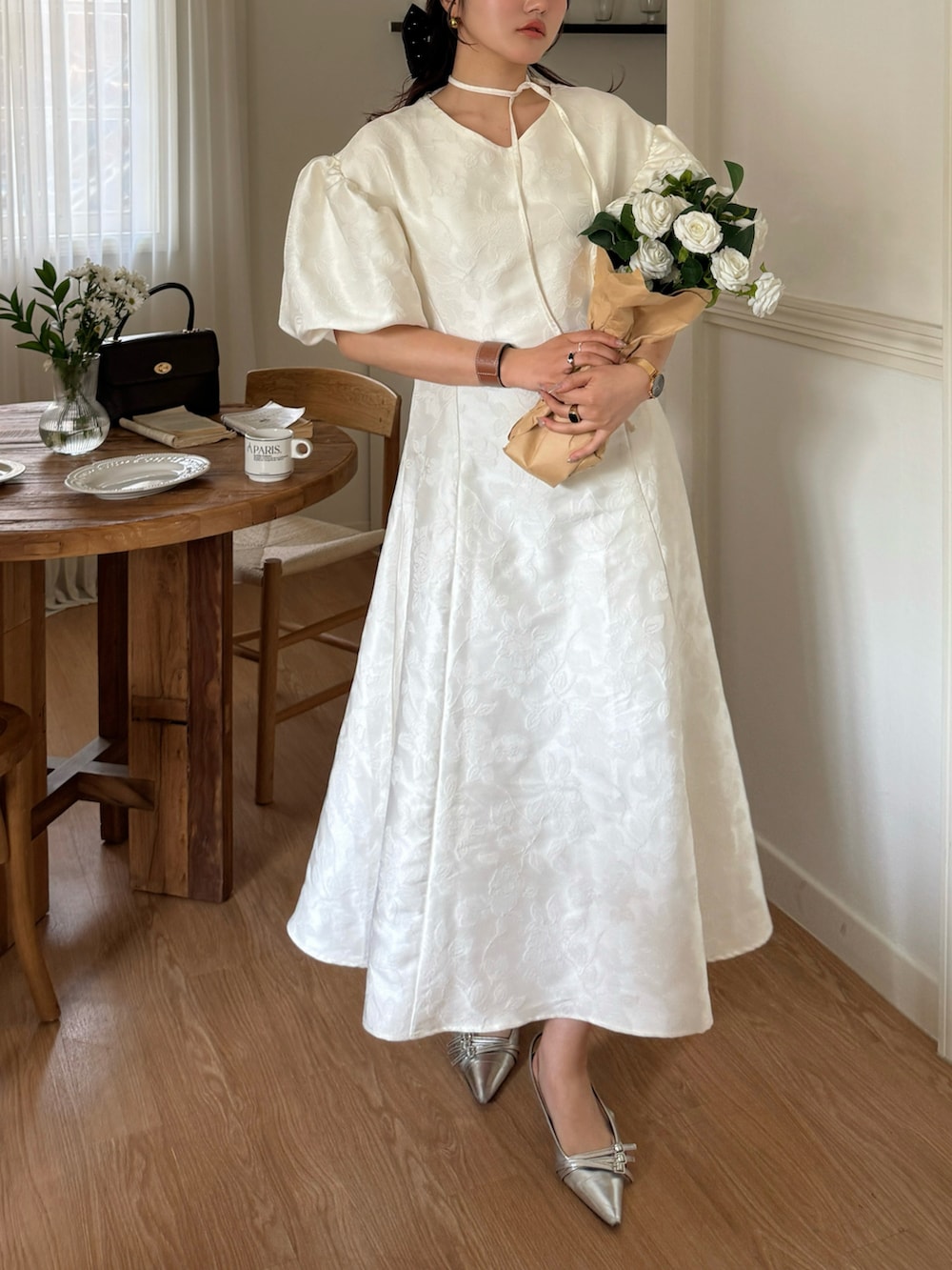 ホワイト系のワンピースを着用したレディースの春コーディネートの4枚目の写真