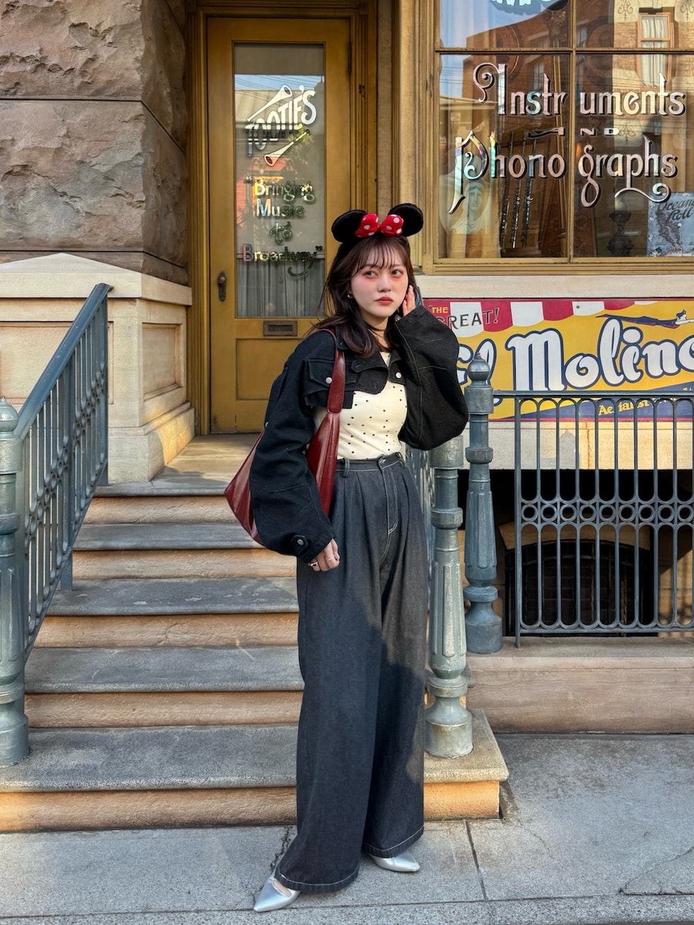 レッド系のショルダーバッグ、ホワイト系のTシャツ/カットソーを着用したレディースの春コーディネートの2枚目の写真