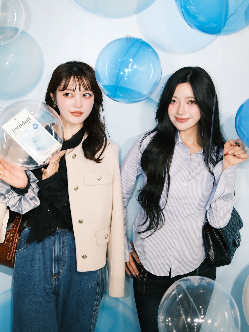 ブルー系のデニムパンツ、シルバー系のパンプス、ブラック系のシャツ/ブラウスを着用したレディースの秋コーディネートの5枚目の写真