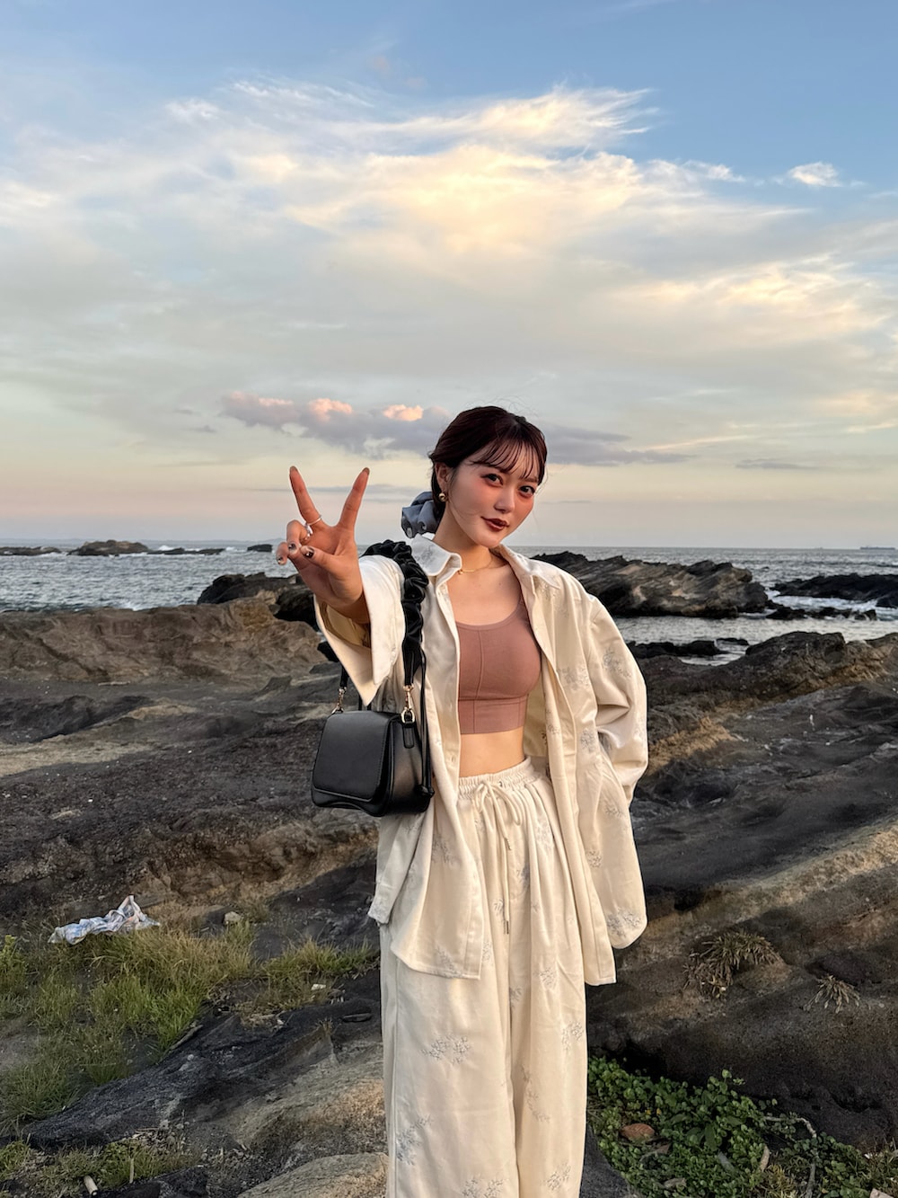 ホワイト系のシャツ/ブラウス、ホワイト系のその他パンツ、ブラック系のパンプスを着用したレディースの秋コーディネートの5枚目の写真