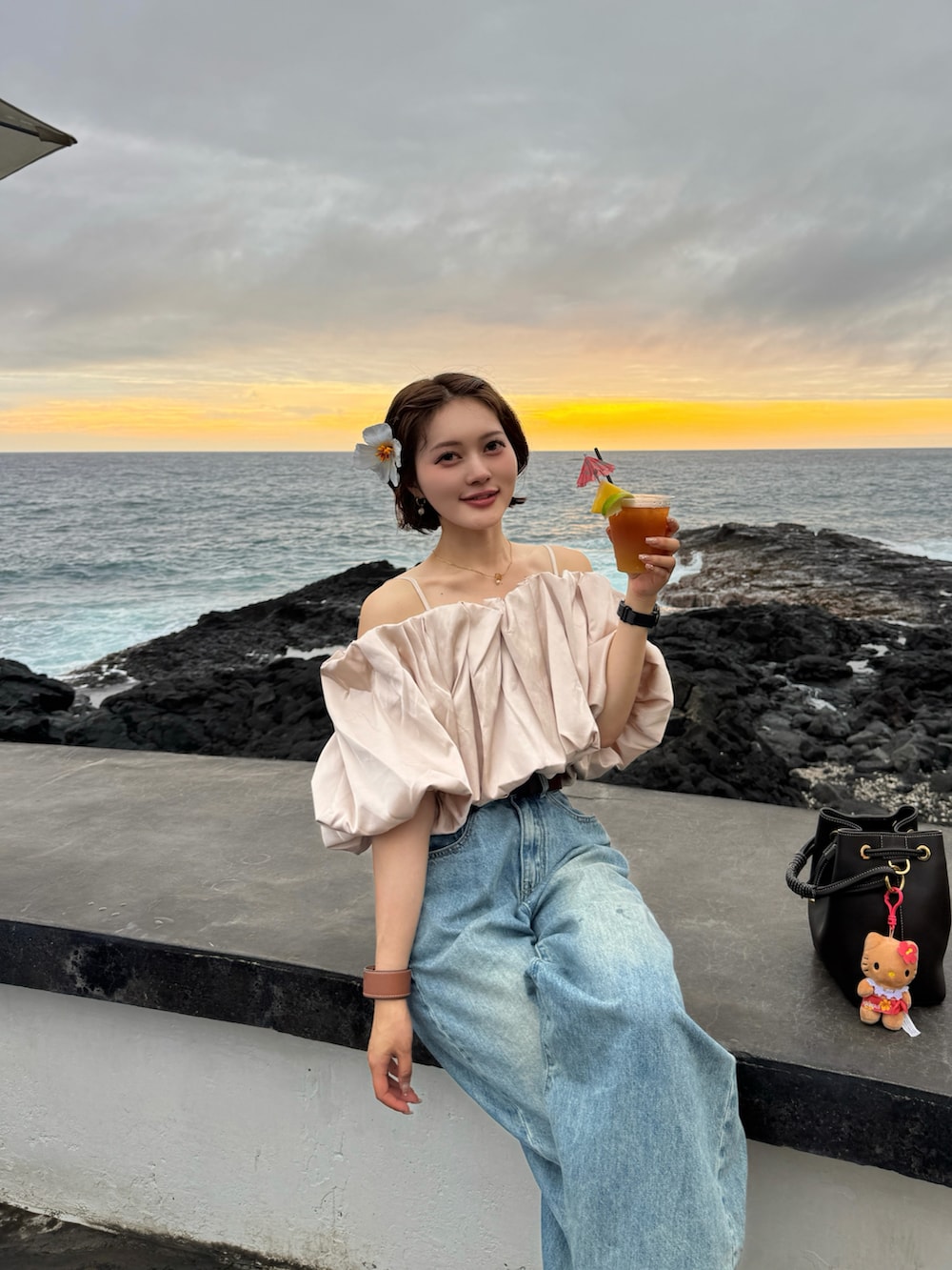 ピンク系のシャツ/ブラウスを着用したレディースの春コーディネートの2枚目の写真