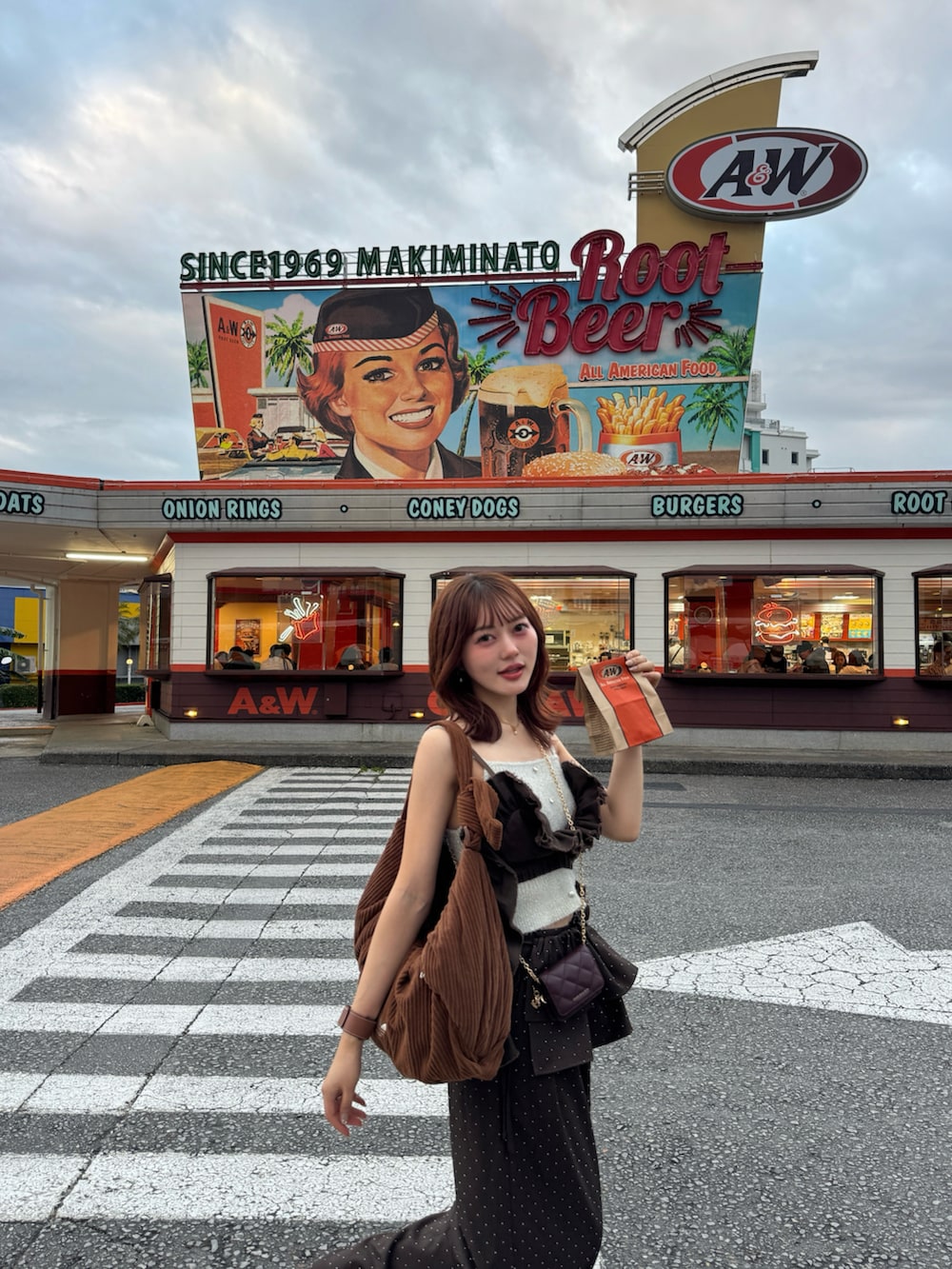 ブラウン系のその他パンツ、ブラウン系のブーツ、ホワイト系のカーディガン/ボレロを着用したレディースの冬コーディネートの3枚目の写真