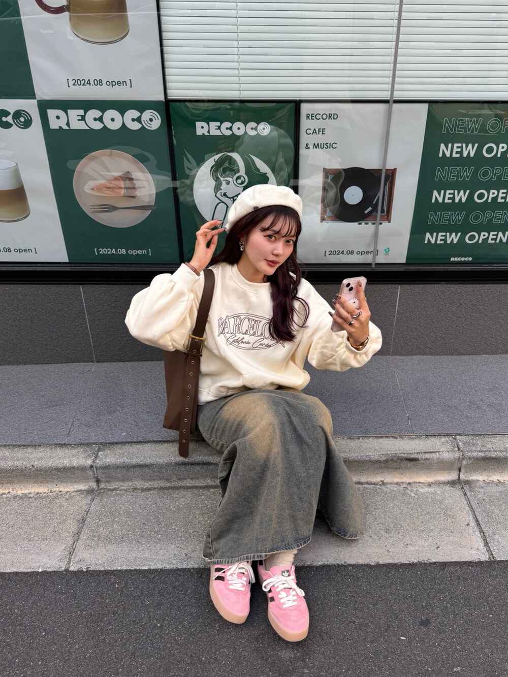 ベージュ系のスウェットを着用したレディースの秋コーディネートの3枚目の写真