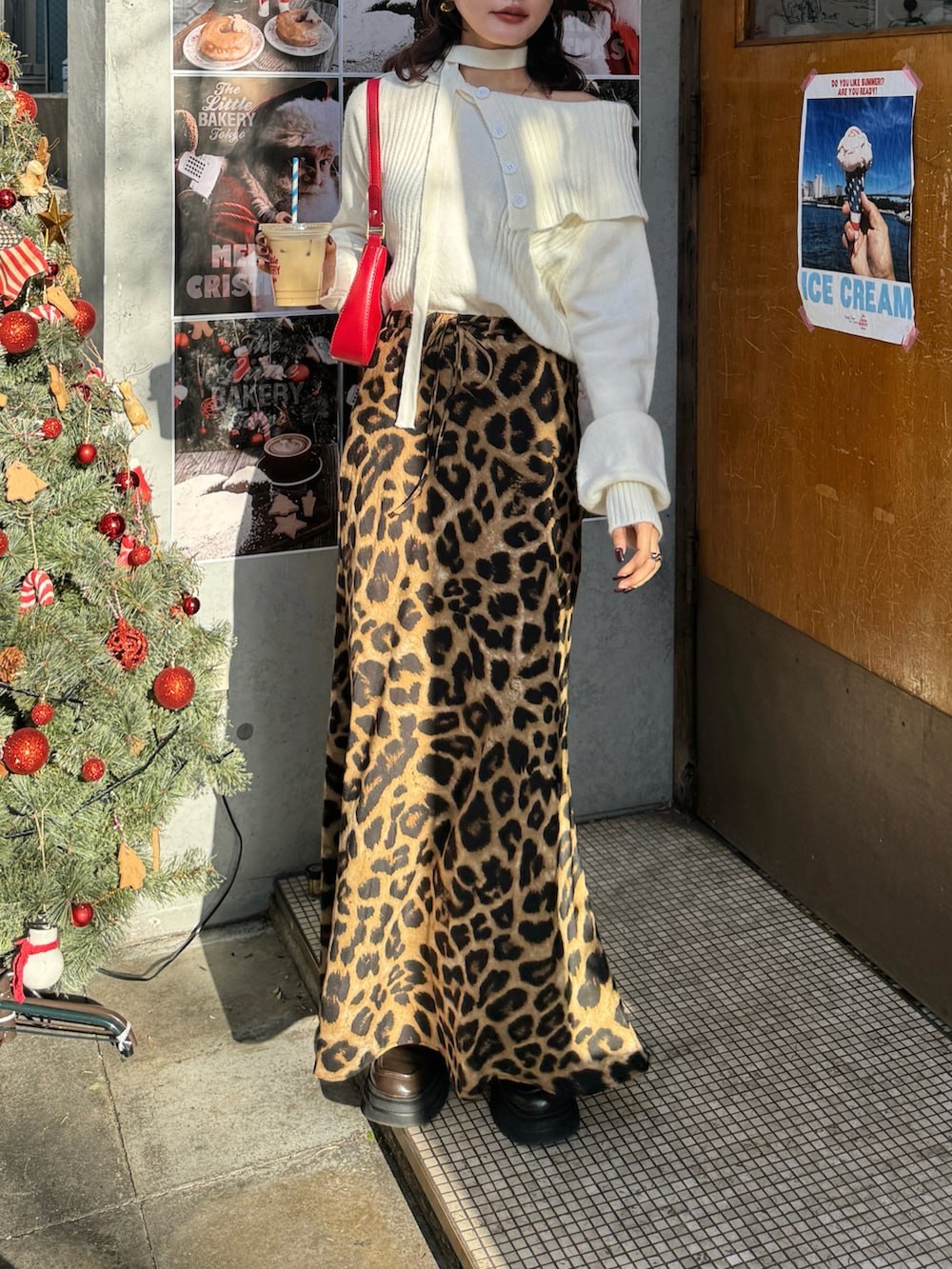 レッド系のショルダーバッグ、その他のスカートを着用したレディースの秋コーディネートの4枚目の写真