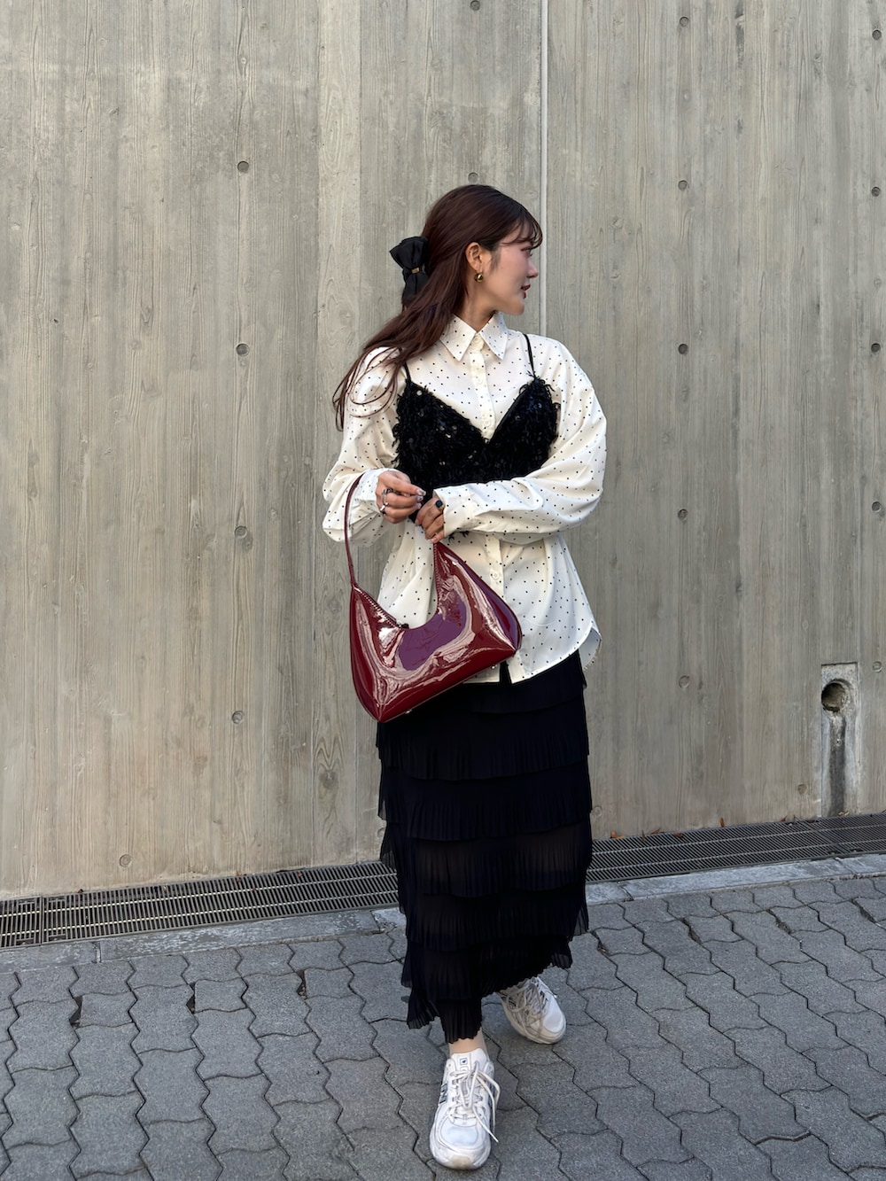 ホワイト系のシャツ/ブラウス、レッド系のハンドバッグ、ブラック系のスカートを着用したレディースの春コーディネートの4枚目の写真