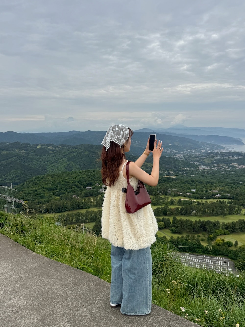 ホワイト系のドレス、ホワイト系のキャミソールを着用したレディースの夏コーディネートの2枚目の写真