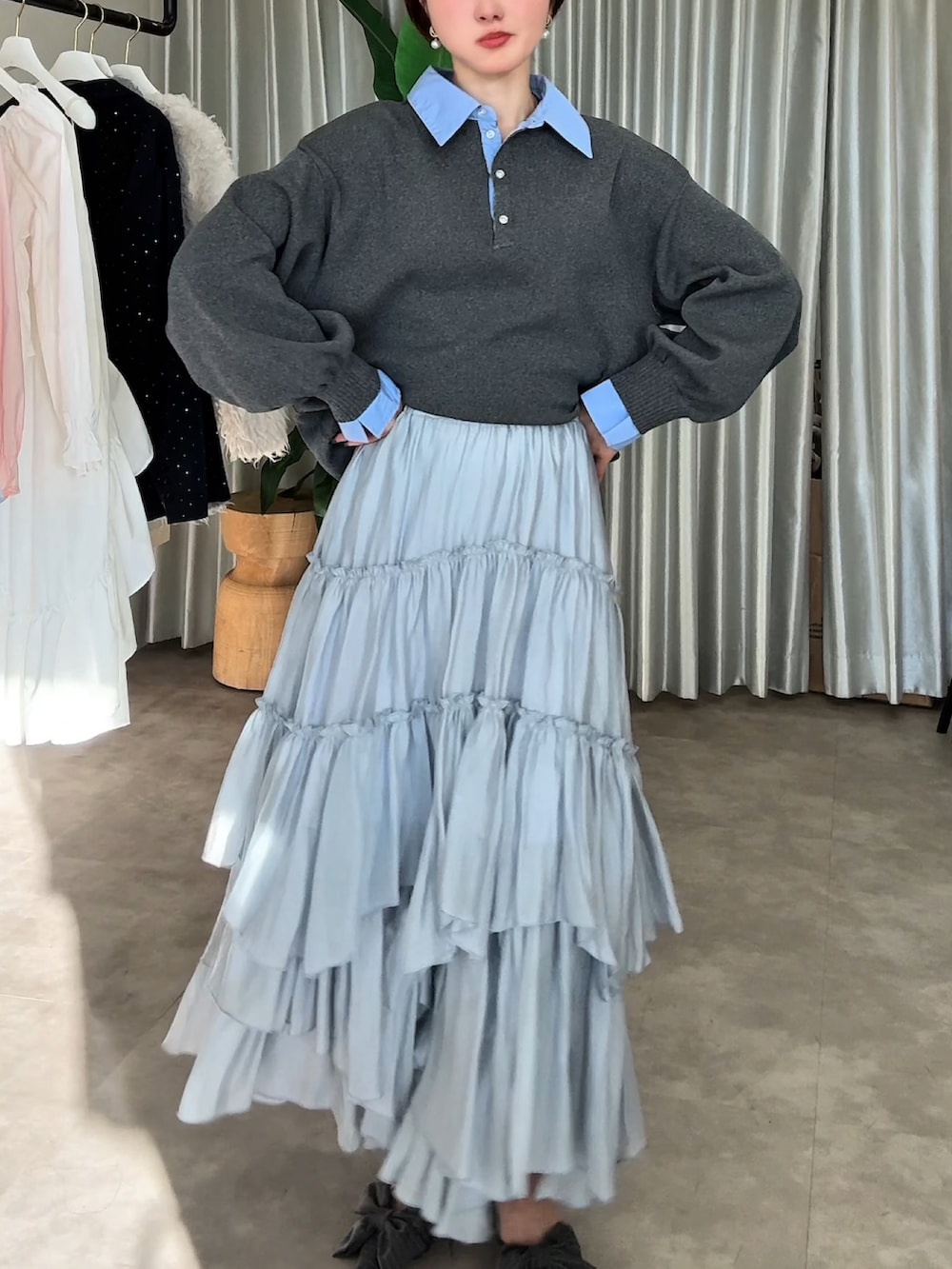 ブルー系のスカートを着用したレディースの冬コーディネートの3枚目の写真