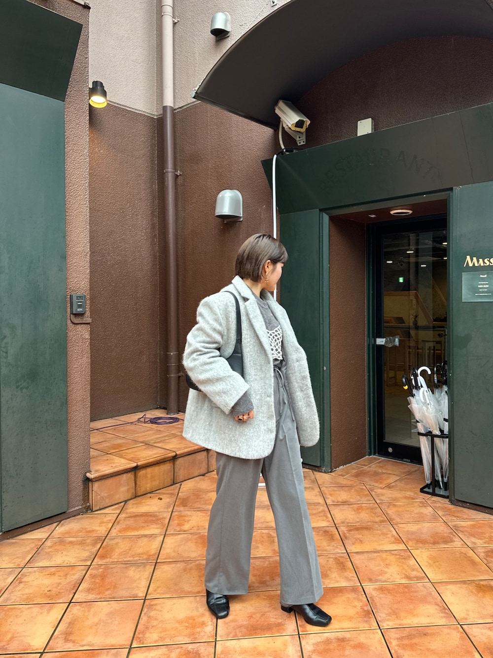 ホワイト系のその他トップスを着用したレディースの冬コーディネートの5枚目の写真