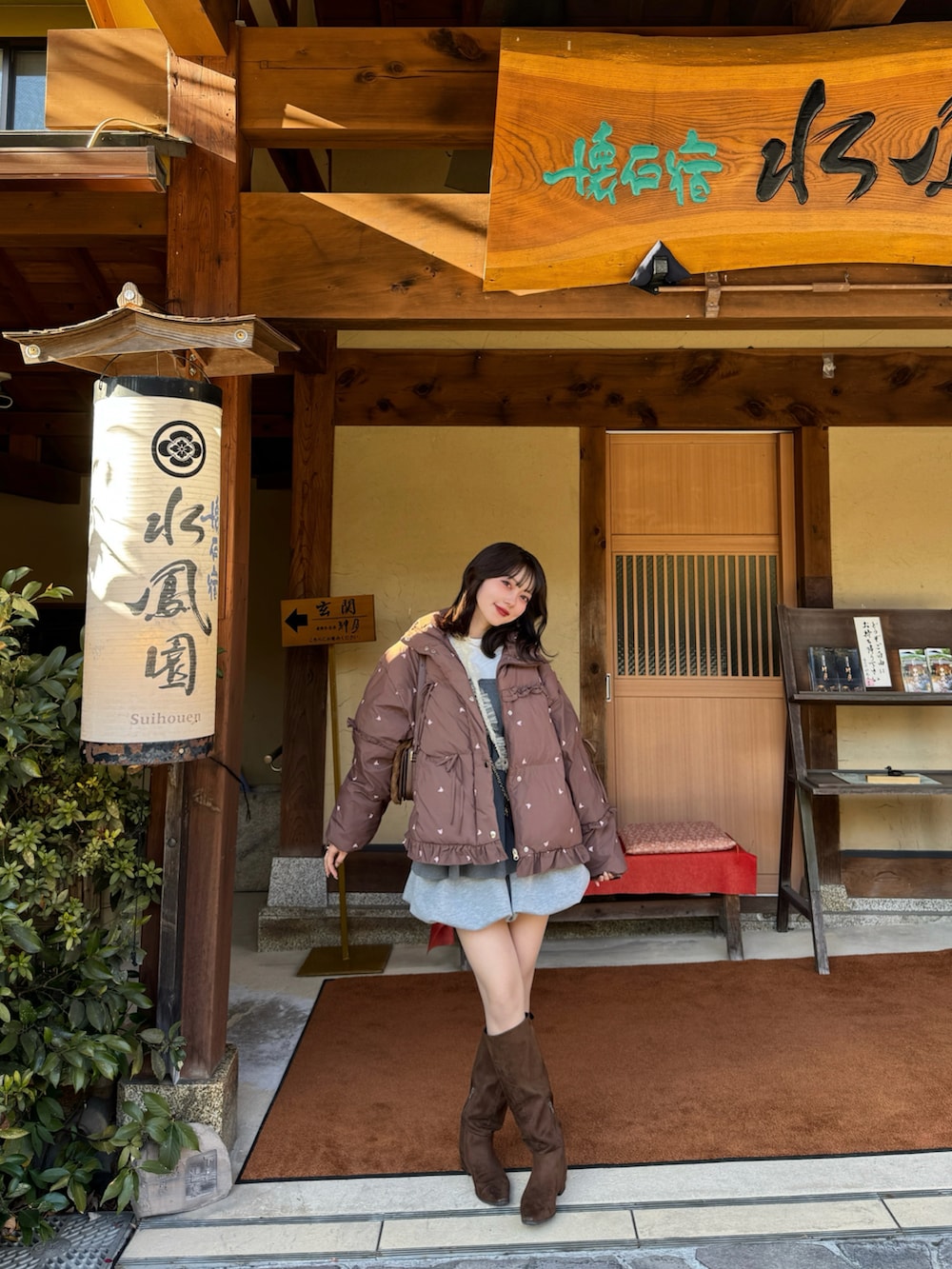 グレー系のスカート、ブラウン系のブーツを着用したレディースの冬コーディネートの5枚目の写真