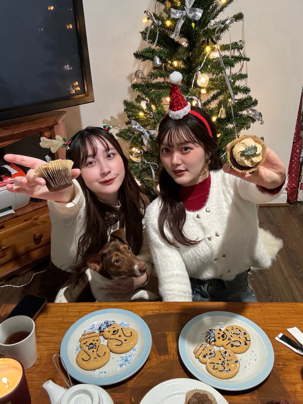 レッド系のカーディガン/ボレロを着用したレディースの冬コーディネートの2枚目の写真