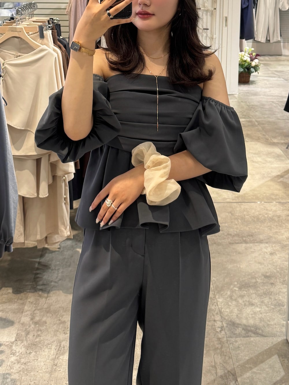 ブラック系のパンプス、グレー系のセットアップを着用したレディースの夏コーディネートの3枚目の写真