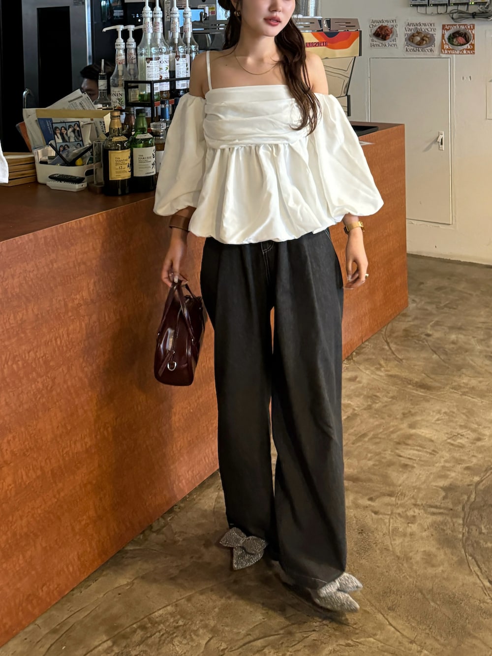 ホワイト系のシャツ/ブラウス、レッド系のショルダーバッグ、シルバー系のパンプスを着用したレディースの春コーディネートの5枚目の写真