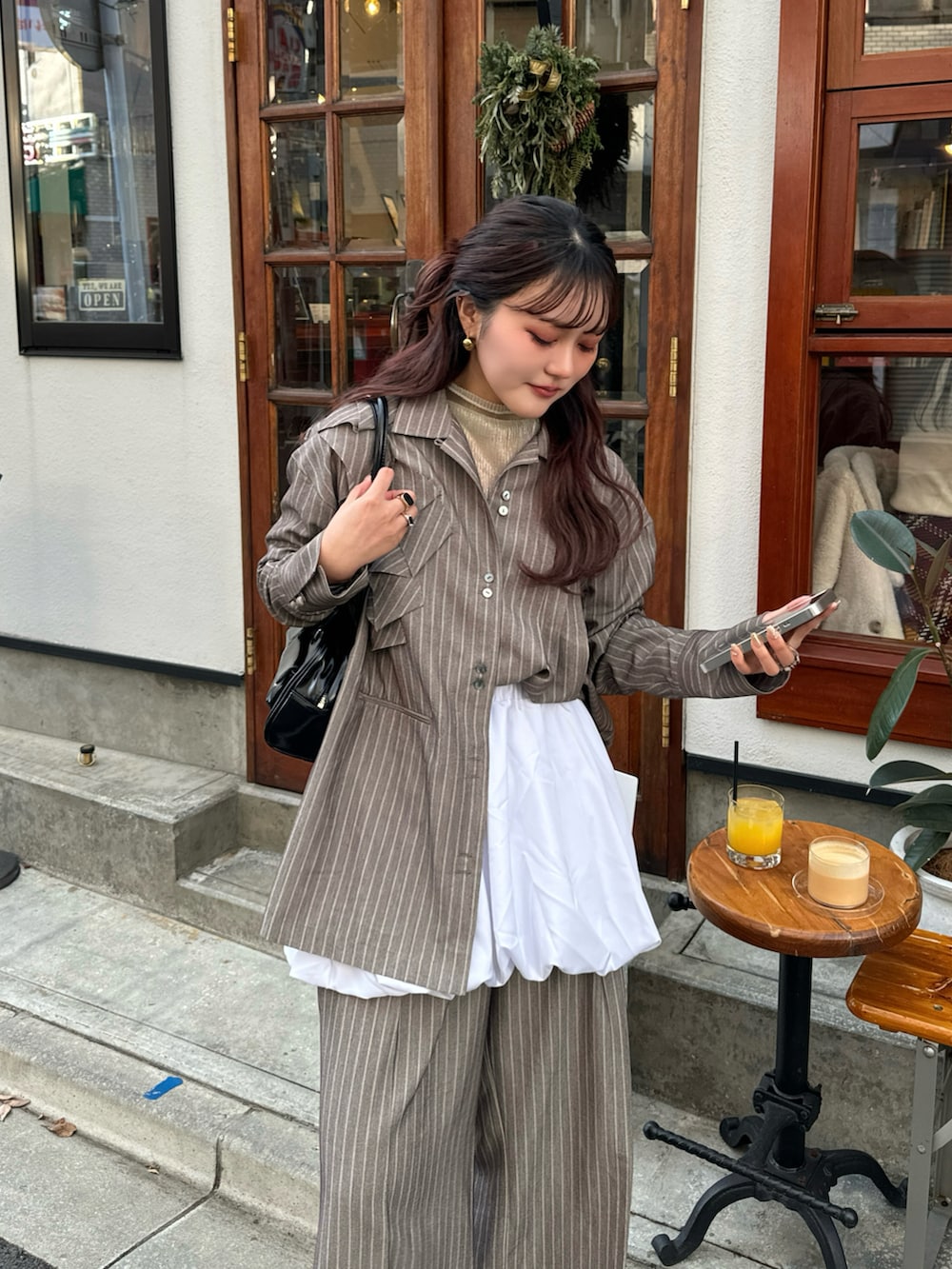 ブラウン系のシャツ/ブラウス、ブラウン系のその他パンツ、ホワイト系のスカートを着用したレディースの冬コーディネートの3枚目の写真