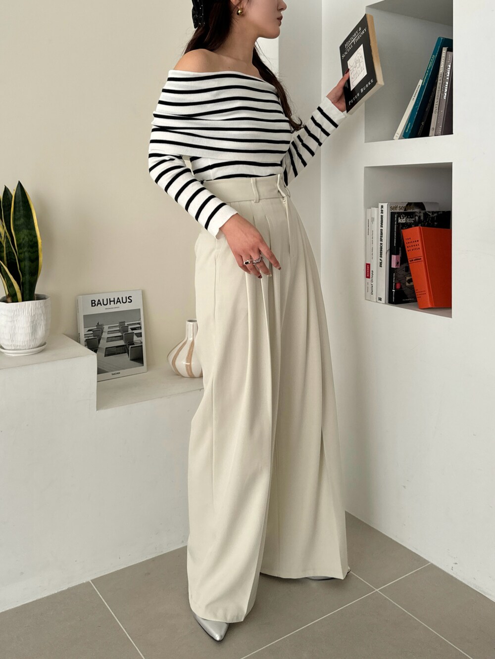 ベージュ系のTシャツ/カットソーを着用したレディースの冬コーディネートの2枚目の写真