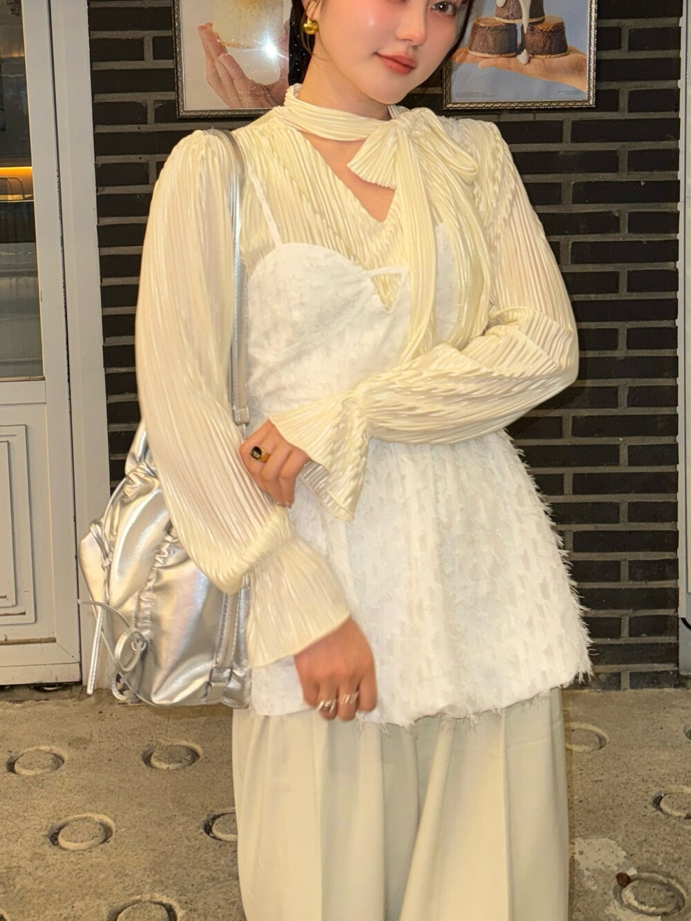 ホワイト系のTシャツ/カットソー、ホワイト系のシャツ/ブラウス、ホワイト系のスラックスを着用したレディースの春コーディネートの5枚目の写真