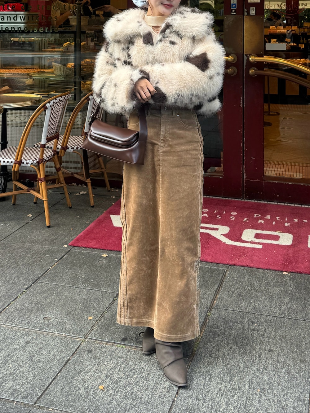 ベージュ系のその他アウターを着用したレディースの秋コーディネートの5枚目の写真