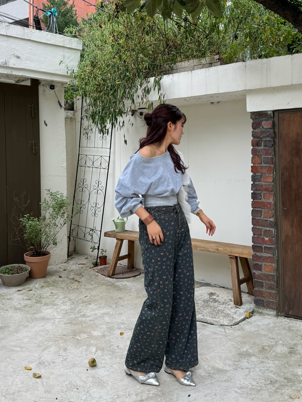 グレー系のTシャツ/カットソー、ブルー系のデニムパンツを着用したレディースの秋コーディネートの3枚目の写真