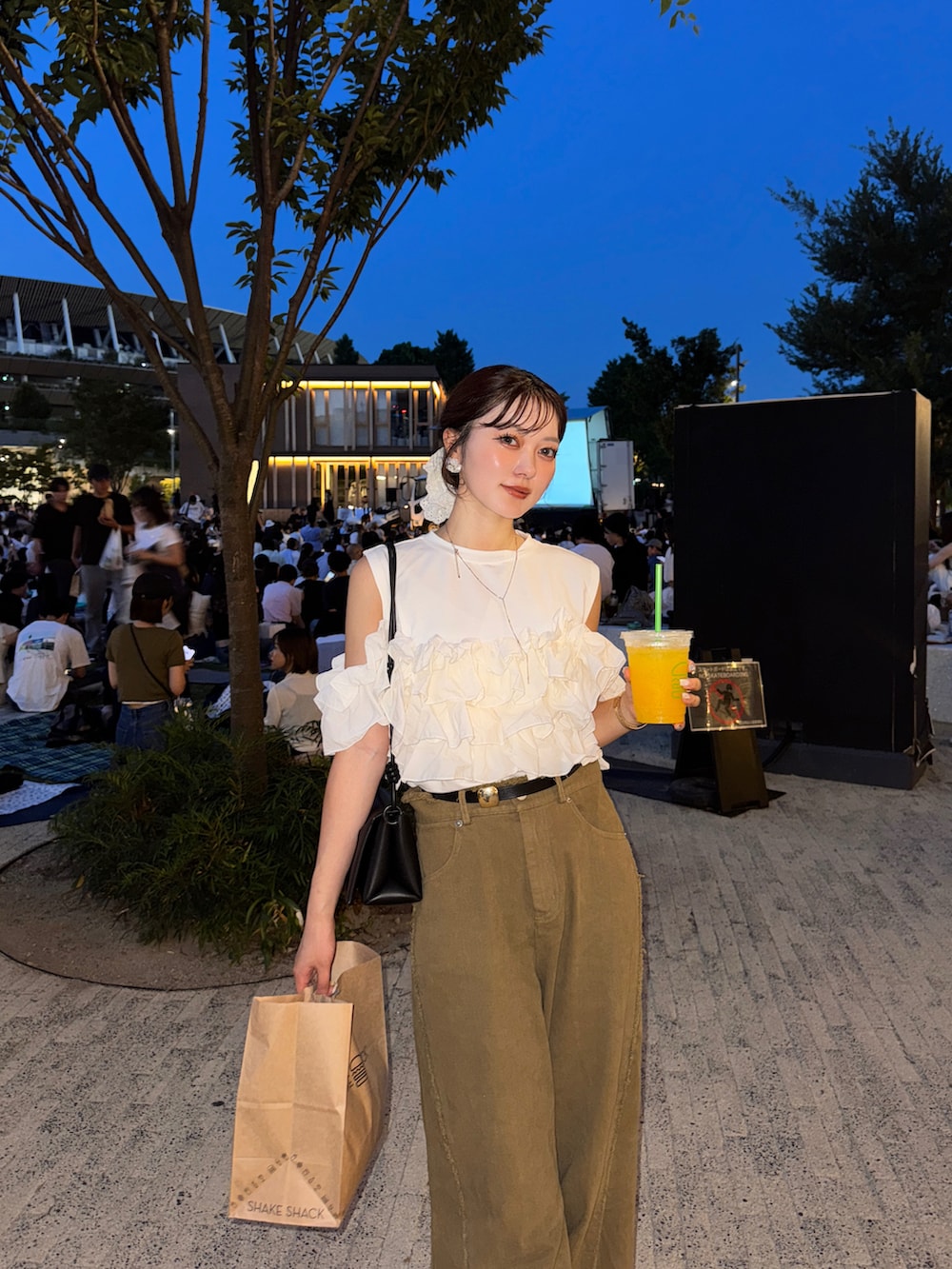 ホワイト系のTシャツ/カットソーを着用したレディースの夏コーディネートの2枚目の写真