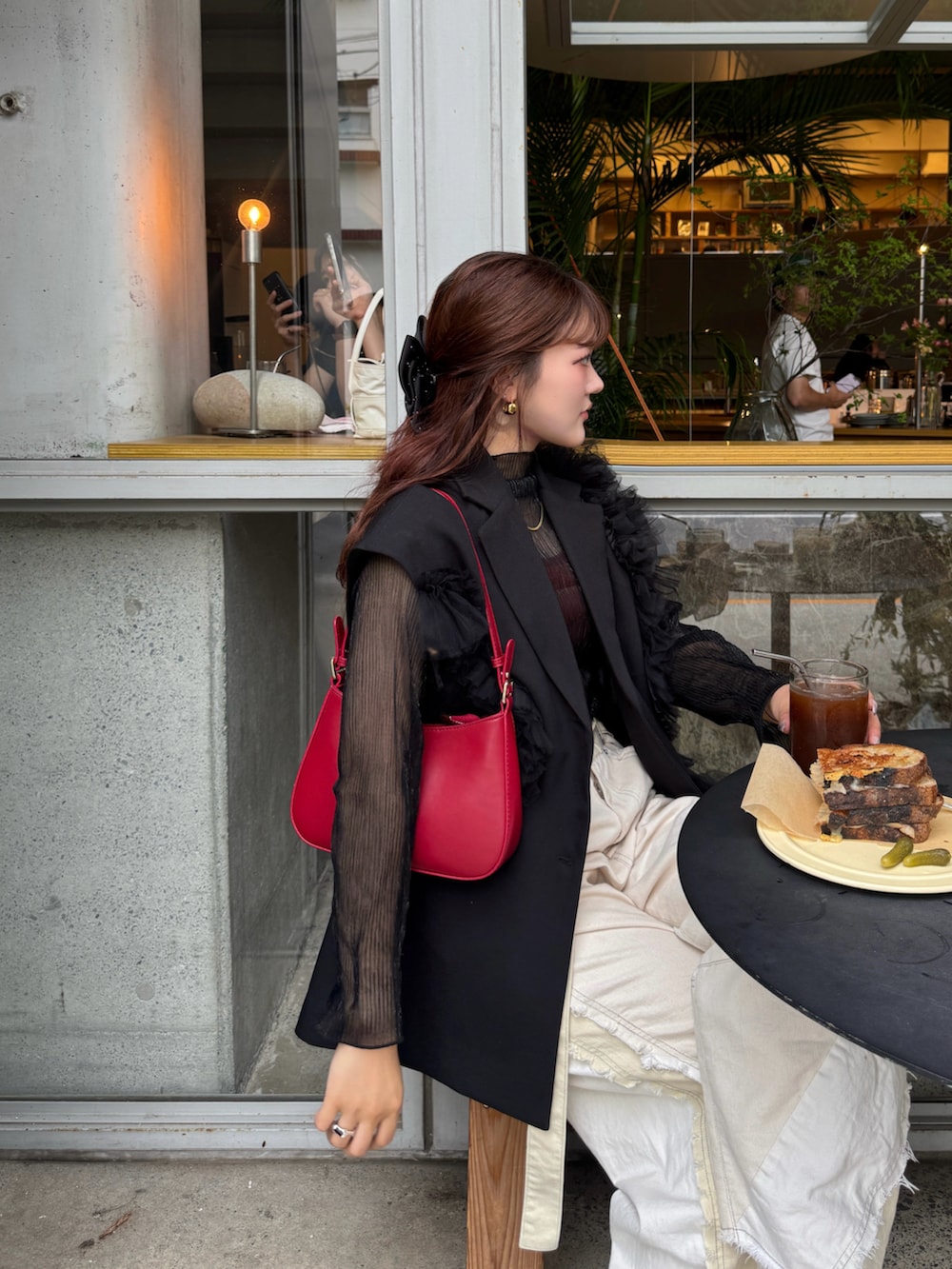 ホワイト系のデニムパンツ、ベージュ系のスニーカー、ブラック系のTシャツ/カットソーを着用したレディースの春コーディネートの3枚目の写真