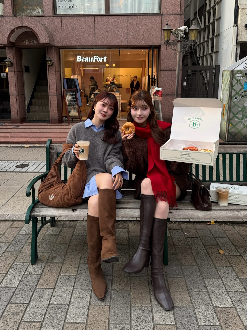 グレー系のニット/セーター、ブラウン系のブーツ、ブルー系のシャツ/ブラウスを着用したレディースの秋コーディネートの2枚目の写真