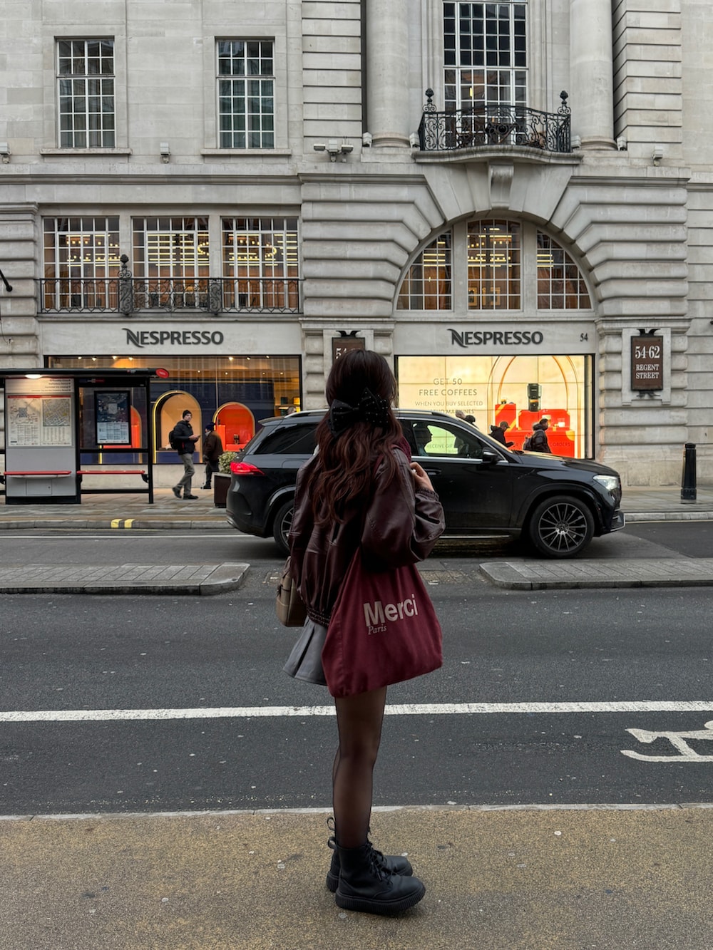 レッド系のその他アウター、グレー系のスカート、グレー系のベストを着用したレディースの冬コーディネートの4枚目の写真