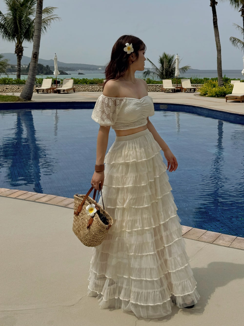 ホワイト系のスカート、ホワイト系の水着を着用したレディースの春コーディネートの4枚目の写真