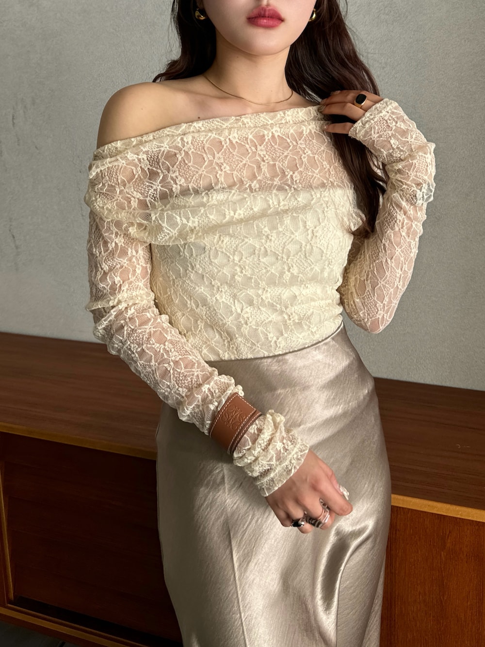 ホワイト系のTシャツ/カットソーを着用したレディースの春コーディネートの3枚目の写真